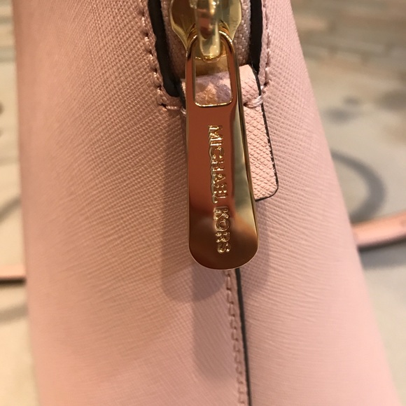 Authentic Michael Kors Crossbody Purse / Bag - Picture 4 of 8